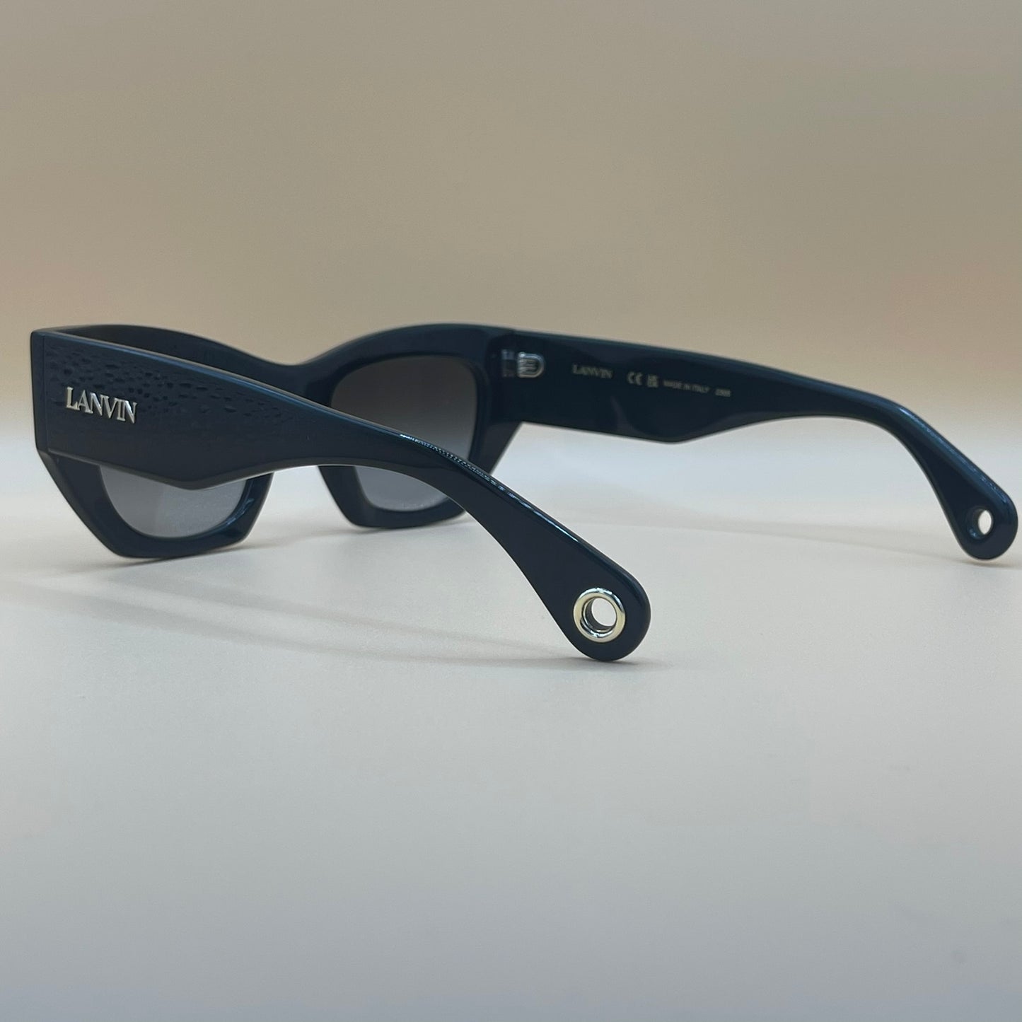 32 Lanvin